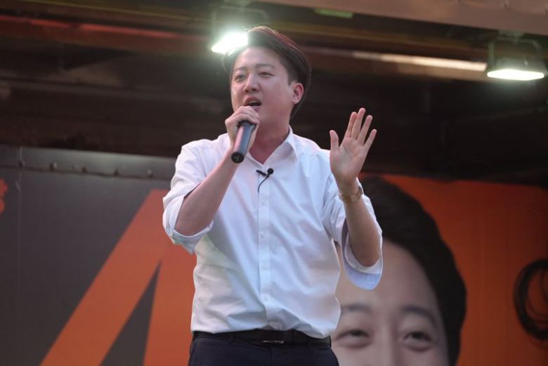 이준석 개혁신당 대통령 후보가 14일 부산광역시 부산진구 서면 젊음의거리에서 진행된 집중유세에서 연단에 올라 연설을 하고 있다. 이준석 캠프 제공