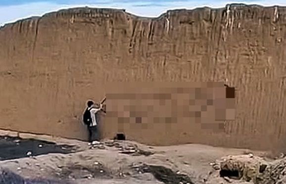 13일(현지시간) 영국 BBC방송 등 외신에 따르면 유네스코 세계문화유산인 ‘찬찬’(Chan Chan) 고고 유적지에서는 최근 정체불명의 관광객이 성벽에 거대 남성 생식기를 그려 넣는 사건이 발생했다. 출처=SNS