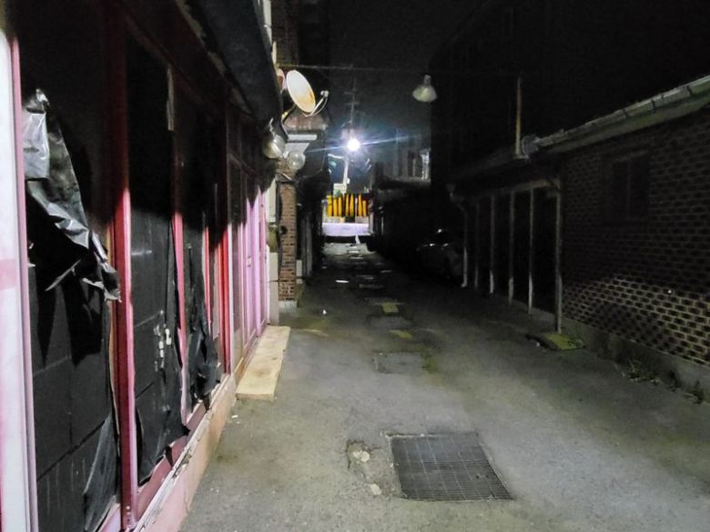 13일 오후 경기 파주시 파주읍 연풍리에 있는 성매매 집결지 용주골. 밤 11시에도 불이 꺼져 있는 업소들이 즐비하다. 사진=김경수 기자