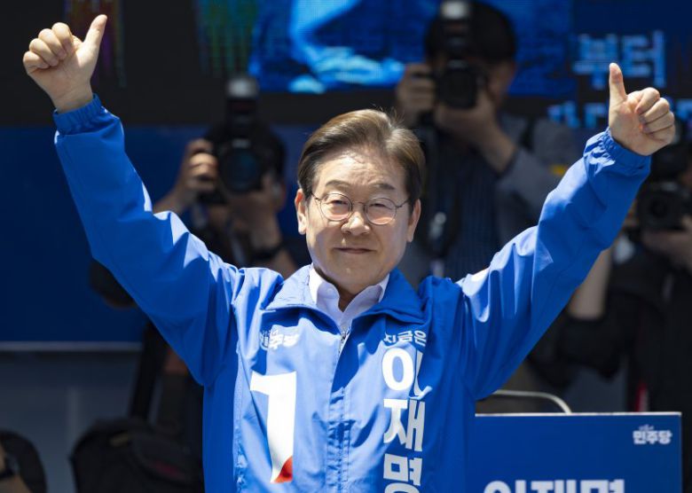 이재명 더불어민주당 대통령 후보가 민주당 험지로 꼽히는 부산·경남(PK) 지역 유세에 나선 14일 부산 부산진구 서면을 찾아 엄지 손가락을 치켜들고 있다. 뉴스1