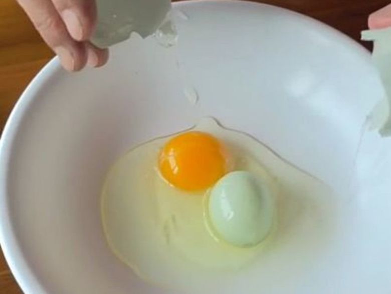 충북 괴산군의 한 농가에서 키우던 닭이 낳은 달걀 속에서 또 하나의 달걀이 나와 화제다./사진=조광현 씨 제공,뉴스1