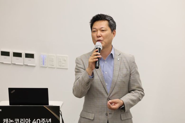이세철 캐논코리아 영업본부장이 15일 서울 강남구에 위치한 캐논 플래그십 스토어 캐논플렉스에서 열린 ‘캐논코리아 창립 40주년 기념 미디어 라운드 테이블’에서 환영사를 하고 있다. 캐논코리아 제공