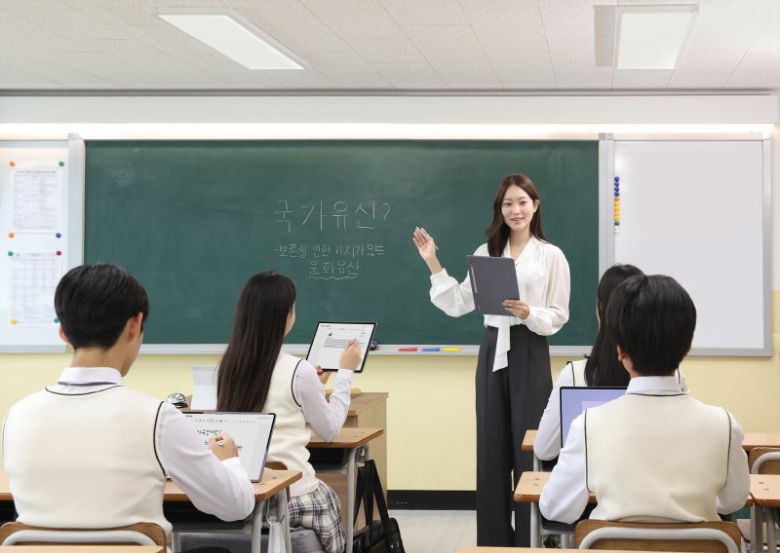 삼성전자 모델이 갤럭시탭을 이용한 수업을 시연하고 있다. 삼성전자 제