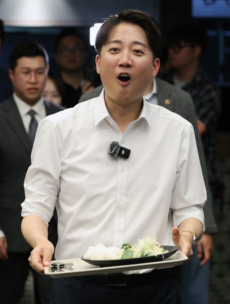 개혁신당 이준석 대선 후보가 지난 13일 '학식먹자 이준석' 행사가 열린 대구 경북대학교에서 배식을 받아 자리로 향하고 있다. 공동취재