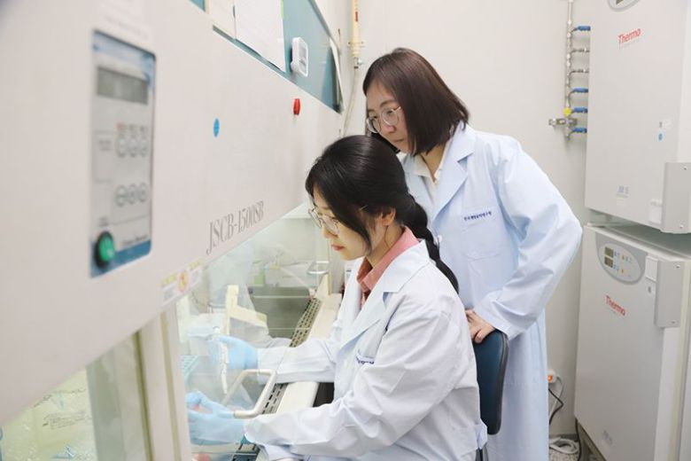 ‘폐포 어셈블로이드(iAlvAssemb)’ 개발에 성공한 한국생명공학연구원 줄기세포융합연구센터 이미옥 박사 연구팀의 이미옥 박사(오른쪽)와 제1저자 이영선 UST학생. 한국생명공학연구원 제공