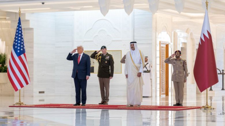 도널드 트럼프 미국 대통령이 14일(현지시간) 카타르 수도 도하의 루사일 궁전에서 열린 국빈 만찬에 참석헤 미국 국기에 경례하고 있다. UPI연합뉴스