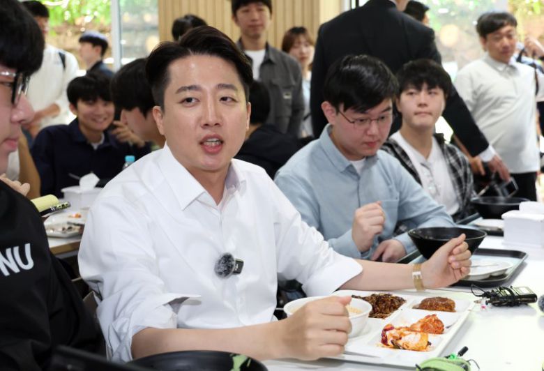 이준석 개혁신당 대통령 선거 후보가 지난 14일 부산 금정구 부산대학교 학생식당에서 학식을 먹으며 학생들과 대화하고 있다. 뉴시스