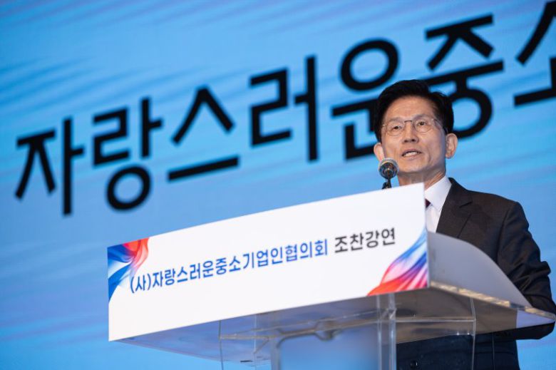 김문수 국민의힘 대통령 후보가 15일 오전 서울 여의도 중소기업중앙회에서 열린 자랑스러운중소기업인협의회 조찬강연에서 인사말을 하고 있다. /사진=뉴스1화상                                    김문수 국민의힘 대통령후보와 조셉 윤 주미대사대리가 15일 주한미국대사관저에서 만나 오찬겸 회담을 하고 있다. (주한미국대사관 제공) /사진=뉴스1화상