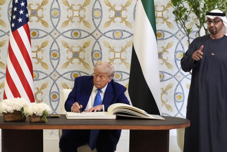 도널드 트럼프(왼쪽) 미국 대통령이 15일(현지시간) 아랍에미리트(UAE) 아부다비에서 모함메드 빈 자예드 알 나흐얀 대통령이 지켜보는 가운데 방명록에 서명하고 있다. 백악관은 이날 미국이 UAE와 협력해 인공지능(AI) 데이터센터를 짓고 운영하기로 했다고 밝혔다. AP 뉴시스