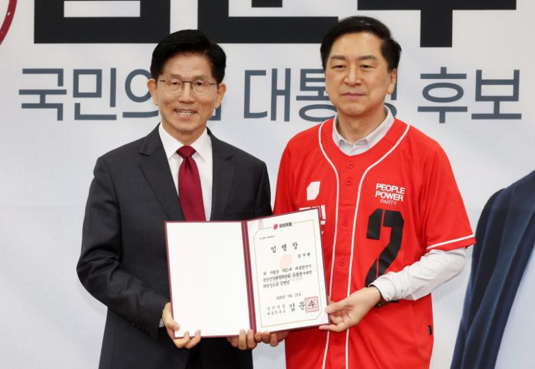 김문수(왼쪽) 국민의힘 대선후보가 지난 15일 오전 서울 여의도 국회에서 열린 중앙선대위 회의 및 중앙선대위 임명장 수여식에서 김기현 의원에게 공동선대위원장 임명장을 수여한 뒤 기념촬영하고 있다. /사진=뉴시스화상