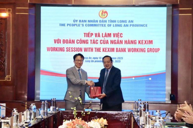 최우영 한국수출입은행 대표(왼쪽)와 응우옌 민 람 롱안성 인민위원회 부회장이 회의를 마치고 악수를 나누고 있다. 롱안성 제공