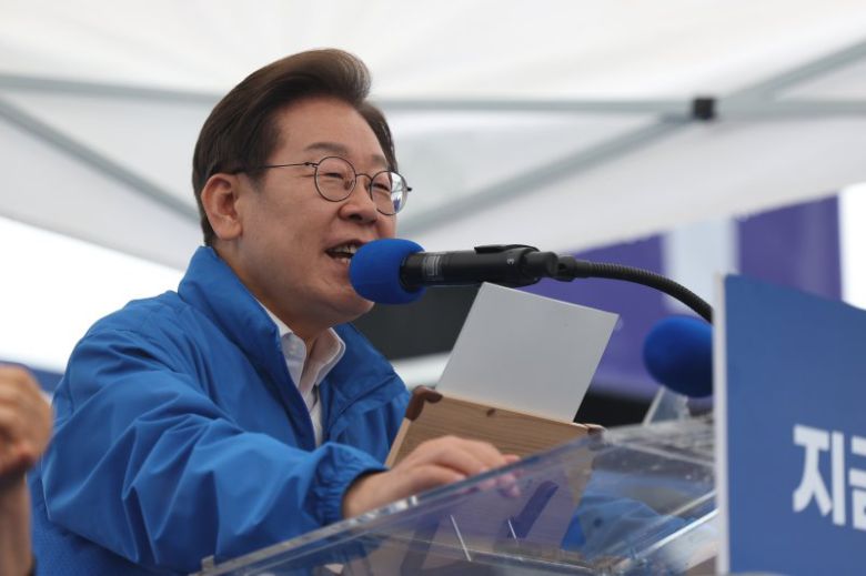 이재명 더불어민주당 대통령 후보가 16일 오후 전북 전주시 전북대학교 앞에서 시민들에게 지지를 호소하고 있다. (공동취재) /사진=뉴스1화상