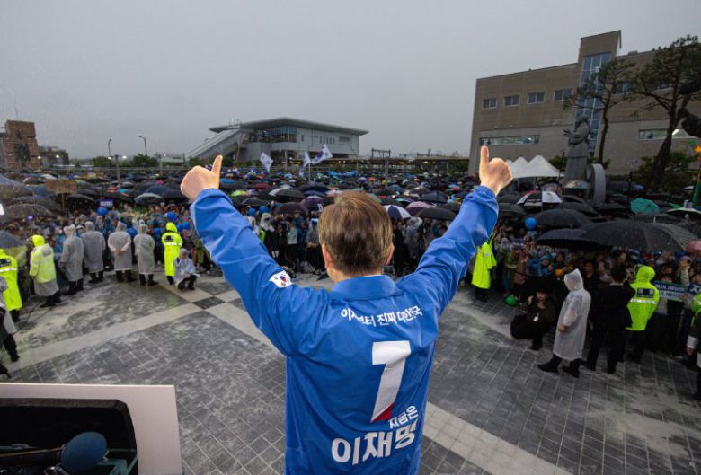 이재명 더불어민주당 대선후보가 16일 전북 정읍시 정읍역 광장에서 두 손을 들어 시민들에게 인사하고 있다. 사진=뉴시스