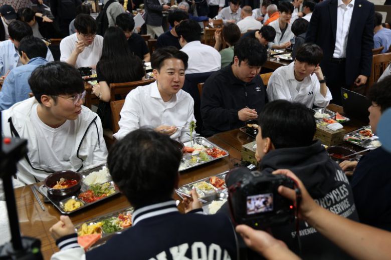 16일 이준석 개혁신당 대통령 후보가 단국대 천안캠퍼스 학생 식당에서 학생들과 학식을 먹으며 대화하고 있다. 뉴시스