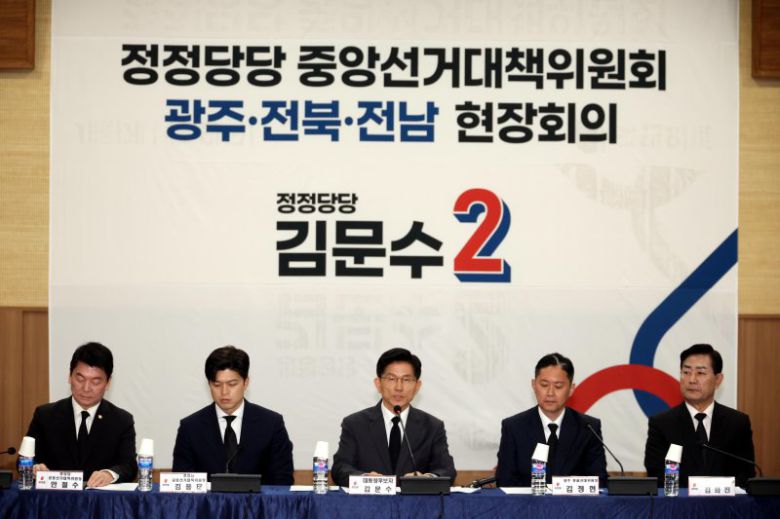 김문수 국민의힘 대선후보가 17일 광주 서구 김대중컨벤션센터에서 열린 중앙선거대책위원회 현장회의에서 발언을 하고 있다. 뉴시스