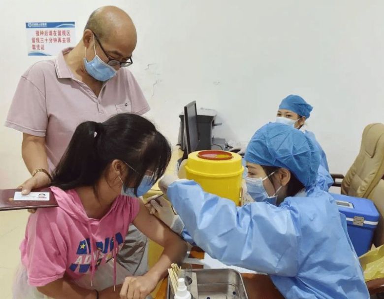 홍콩 보건 당국이 청소년 등 시민들에게 코로나19 백신을 접종하고 있다. 홍콩 성도일보 웹사이트 연합뉴스