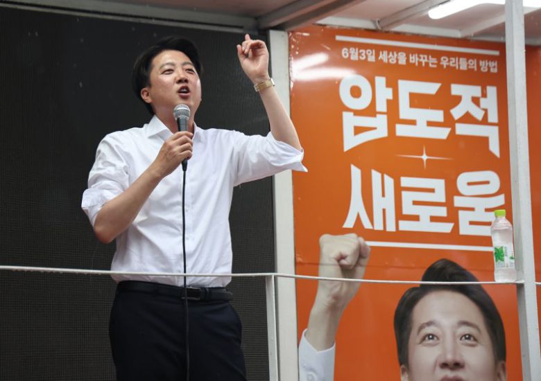 이준석 개혁신당 대선 후보가 16일 충남 천안중앙시장에서 지지를 호소하고 있다. 연합뉴스