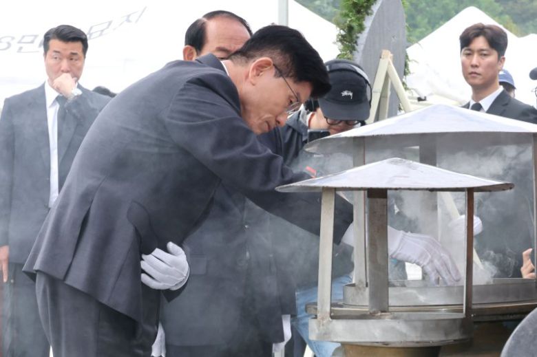 김문수 국민의힘 대통령 후보가 17일 오전 광주 북구 5.18민주묘지를 찾아 참배하고 있다.(공동취재) 뉴시스