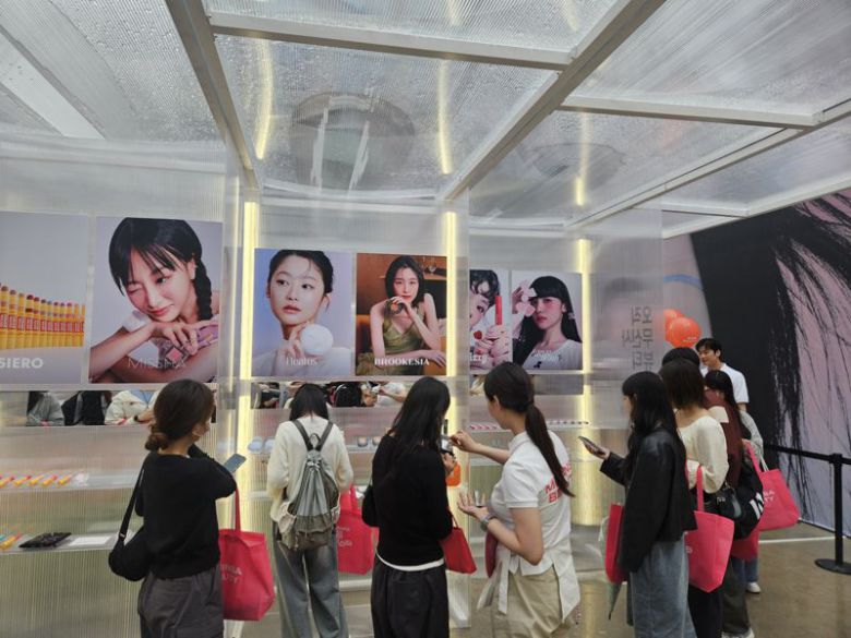 16일 서울 성수동 무신사 스퀘어 4에서 열린 무신사 뷰티 팝업스토어 체험공간에서 사람들이 제품을 체험해보고 있다. 사진=이정화 기자