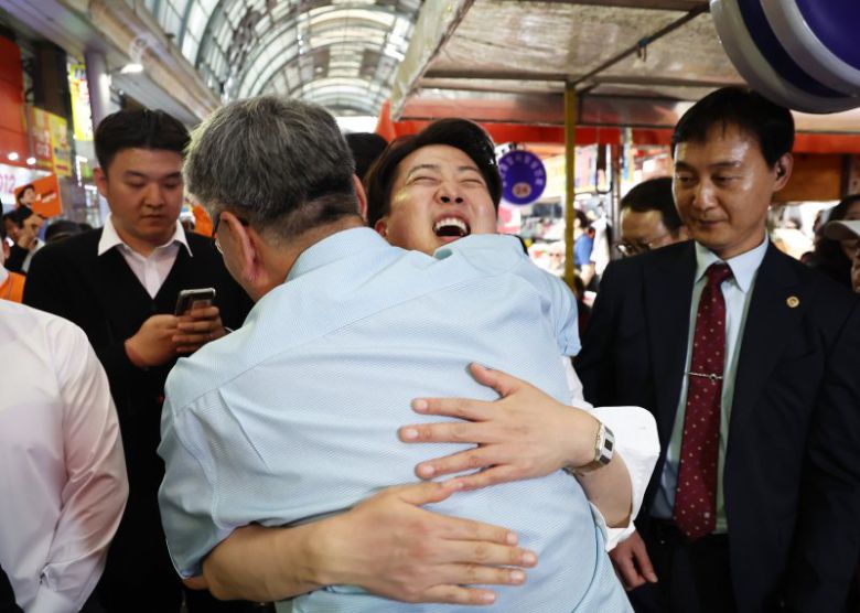 이준석 개혁신당 대선 후보가 16일 충청남도 천안중앙시장에서 유세 도중 한 시민과 포옹하고 있다. 연합뉴스