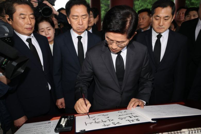 김문수 국민의힘 대통령 후보가 17일 오전 광주 북구 5.18민주묘지를 찾아 참배하기 전 방명록을 쓰고 있다. (공동취재) 뉴시스