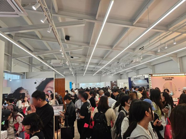 16일 서울 성수동 무신사 스퀘어 4에서 열린 무신사 뷰티 팝업스토어 현장이 사람들로 북적이고 있다. 사진=이정화 기자