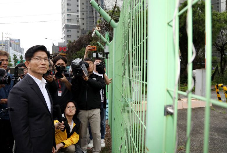 김문수 국민의힘 대통령 후보가 17일 오전 광주 북구 광주교도소 터를 찾아 둘러보고 있다. (김문수 캠프 제공. 재판매 및 DB 금지) 뉴스1