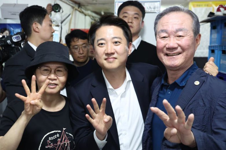 이준석 개혁신당 대선 후보가 16일 충청남도 천안중앙시장을 방문, 상인들과 기념 촬영하고 있다. 연합뉴스