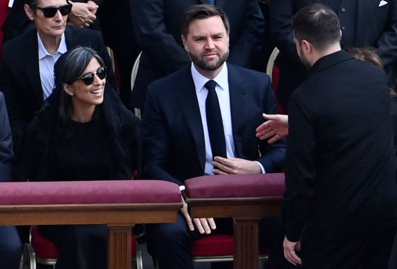 18일(현지시간) 바티칸 성 베드로 광장에서 열린 교황 레오 14세의 즉위 미사에서 우크라이나의 볼로디미르 젤렌스키 대통령(오른쪽 첫번째)이 JD 밴스 미국 부통령에게 악수를 건네고 있다. 지난 2월 방미 당시 도널드 트럼프 미국 대통령 및 밴스와 말싸움을 벌였던 젤렌스키는 지난달 바티칸에서 트럼프와 대면한 이후 이날 밴스와 다시 만났다. AFP·연합뉴스