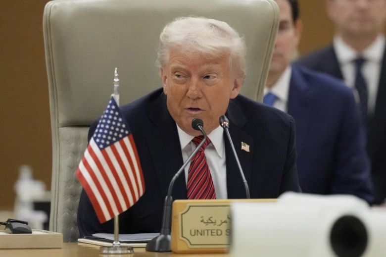 국제신용평가사 무디스는 16일(현지 시간) 미국의 국가신용등급을 Aaa에서 Aa1로 강등했다. 사진은 도널드 트럼프 미국 대통령이 지난 14일 사우디아라비아 리야드에서 열린 걸프협력회의(GCC) 정상회의에 참석해 발언하고 있는 모습. 뉴시스