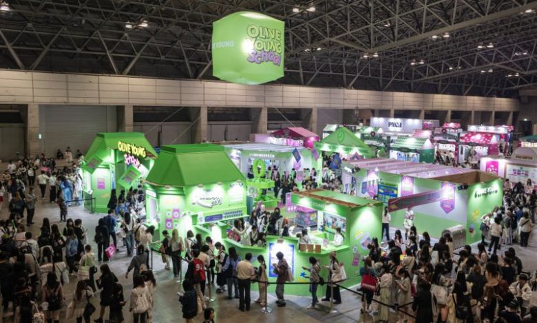 지난 9~11일 일본 지바현 마쿠하리 멧세에서 열린 'KCON JAPAN 2025' 올리브영 부스가 일본인 관람객들로 붐비고 있다. CJ올리브영 제공