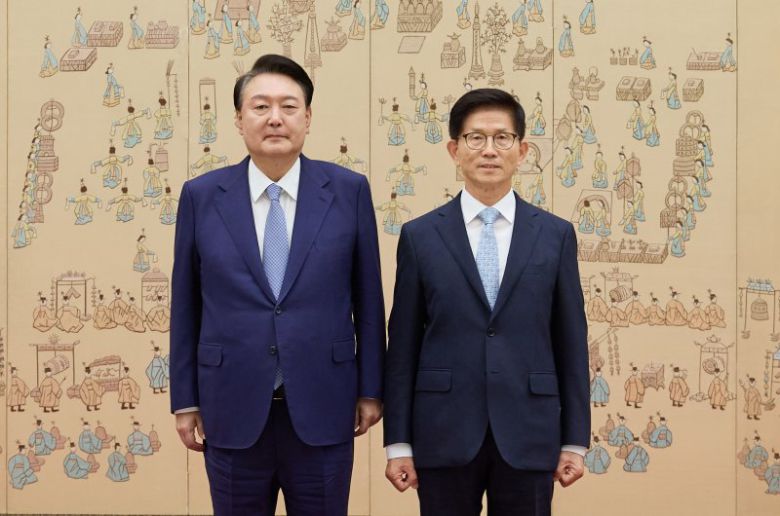 윤석열 전 대통령과 김문수 국민의힘 대통령 후보. (대통령실 제공) /사진=뉴스1