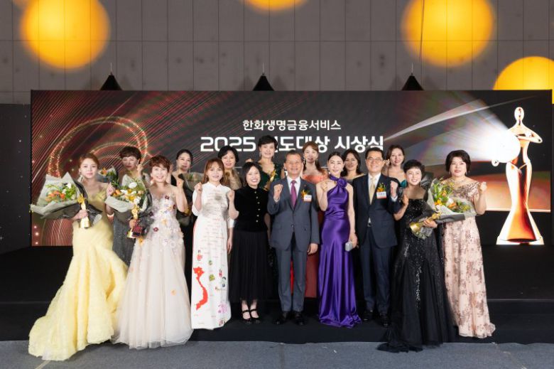 여승주 한화생명 대표이사 부회장(앞줄 왼쪽 다섯번째)와 이경근 한화생명금융서비스 대표이사(앞줄 왼쪽 일곱번째)가 지난 16일 경기 고양시 일산 킨텍스에서 열린 '2025 연도대상 시상식'에서 챔피언 수상자들과 함께 기념촬영을 하고 있다. 한화생명 제공