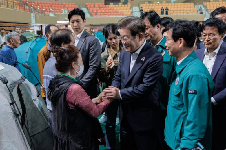 이재명 더불어민주당 대선후보가 17일 광주 광산구 광주여자대학교 유니버시아드 체육관에 마련된 금호타이어 공장 화재 대피소를 찾아 이재민을 위로하고 있다. 사진=뉴시스                                    이재명 더불어민주당 대선후보가 17일 광주 광산구 광주여자대학교 유니버시아드 체육관에 마련된 금호타이어 공장 화재 대피소를 찾아 시설을 둘러보고 있다. 사진=뉴시스
