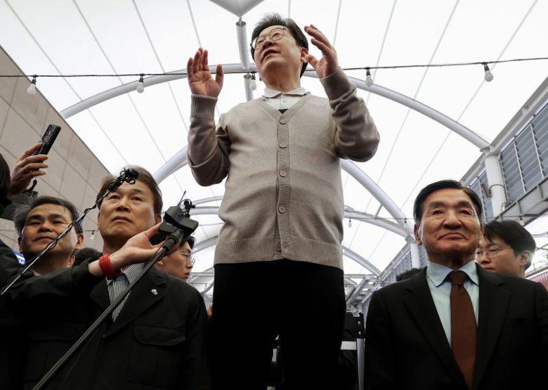 보수정당 출신 권오을(왼쪽 두 번째)·박창달 전 의원(오른쪽)이 지난 9일 더불어민주당 이재명 대선 후보와 함께 경북 성주군 성주전통시장을 찾아 지지 유세를 하고 있다. 연합뉴스