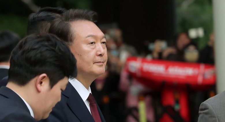 윤석열 전 대통령이 지난 12일 서울 서초구 서울중앙지방법원에서 열린 3차 공판을 마치고 귀가하고 있다. /사진=뉴시스화상