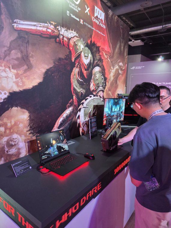 19일 대만 에이수스 타이베이 본사에서 열린 신제품 데모 쇼케이스에서 글로벌 미디어 관계자들이 노트북 신제품을 체험하고 있다. 사진=장민권 기자