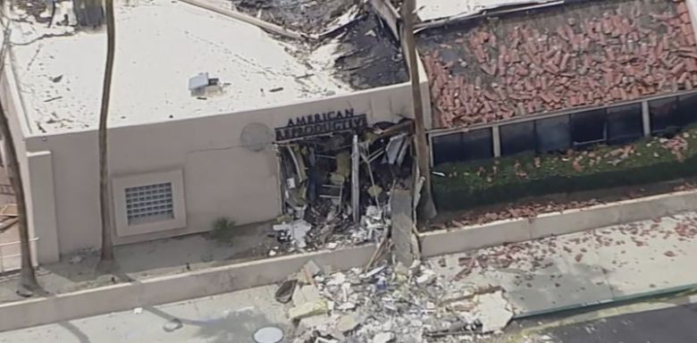 17일(현지시간) 미국 캘리포니아주 팜스프링스의 한 난임 클리닉이 차량 폭발로 부서졌다. AP연합뉴스