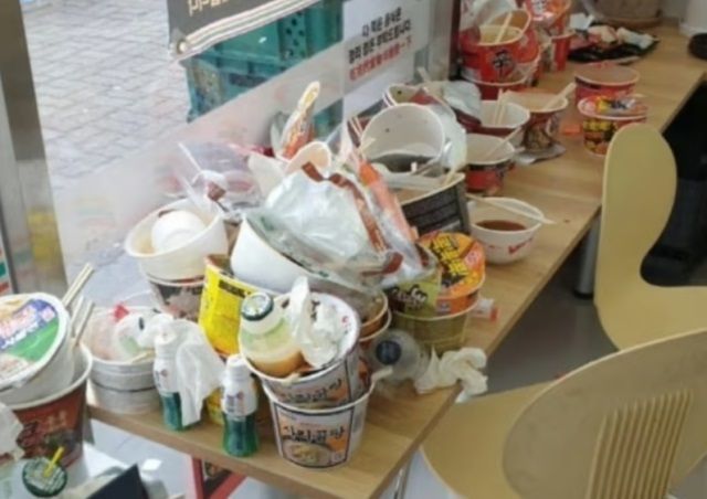 SNS에 올라온 제주도 편의점에 쌓인 쓰레기들. 제공=서경덕 성신여대 교수SNS