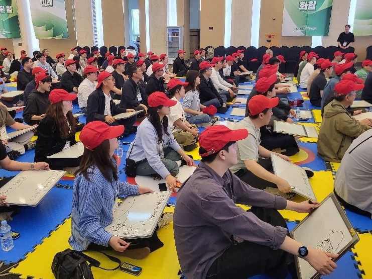 한라시멘트 관리직 임직원들이 지난 15일부터 1박 2일간 진행된 전사팀빌딩에서 관련 프로그램에 참여하고 있다. 한라시멘트 제공