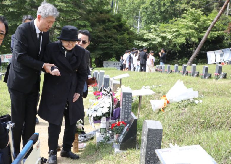 고 노태우 전 대통령의 부인 김옥숙 여사가 19일 광주 북구 망월동 민족민주열사묘역(구묘역)에 참배하고 있다. 이날 김 여사의 참배에는 아들인 노재헌 재단법인 동아시아문화센터 이사장이 함께했다. 뉴스1