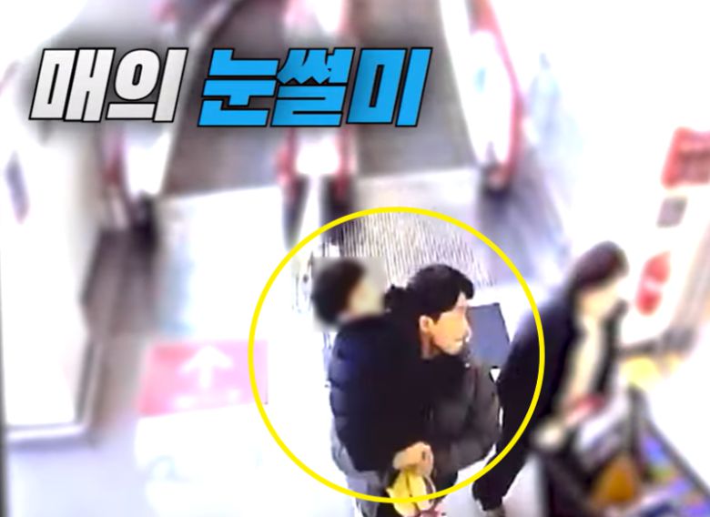 쉬는 날 충북 청주 소재의 한 대형마트를 찾은 홍석은 경사가 절도 용의자를 발견해 아들은 안고 그를 뒤쫓고 있다. /사진=유튜브 '대한민국 경찰청' 캡처