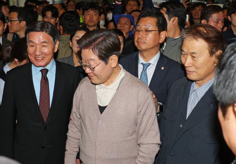 보수정당 출신 권오을(오른쪽)·박창달 전 의원(왼쪽)이 지난 9일 더불어민주당 이재명 대선 후보와 함께 경북 성주군 성주전통시장을 찾아 지원 유세를 하고 있다. 연합뉴스