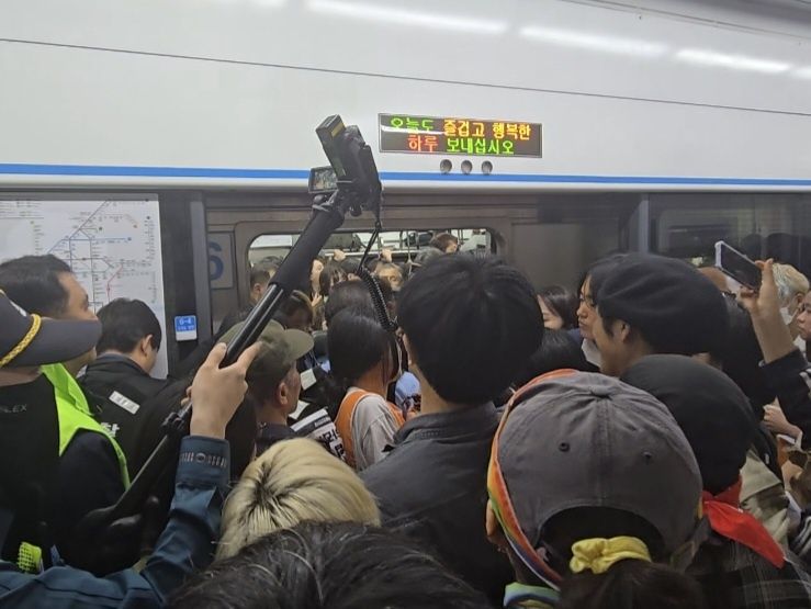 21일 오전 전국장애인차별철폐연대(전장연)가 출근길 지하철 탑승 시위를 열고 있다. 시위대가 추가 탑승을 위해 출입문이 닫히지 않도록 양손으로 문을 잡으며 실랑이가 벌어졌다. 대치가 계속된 탓에 출입문은 닫혔다 열리기를 반복했다. /사진=서지윤 기자