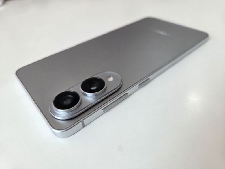 갤럭시 S25 엣지 뒷면 모습. 사진=구자윤 기자