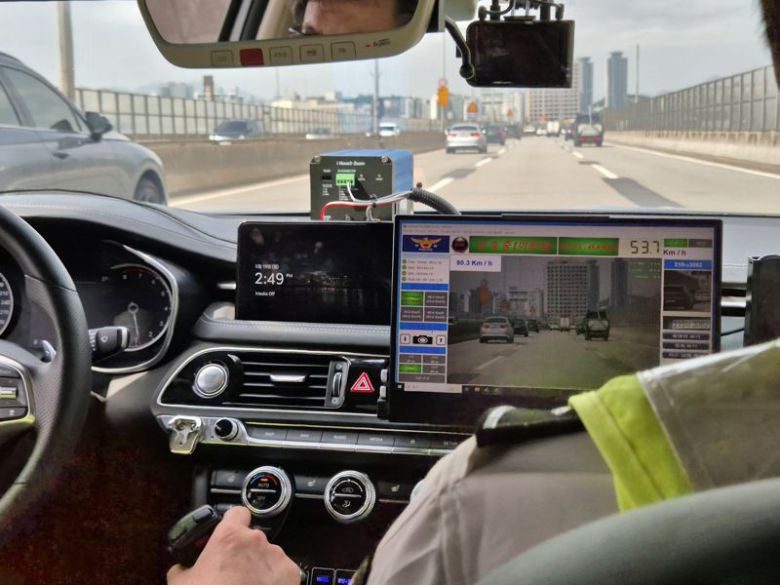 암행순찰차 차량 내부. 차량에 부착된 탑재형 과속장비는 고성능 카메라로 차량번호를 인식하고, GPS로 실시간 위치를 파악해 단속정보를 자동으로 저장해 영상실로 전송한다. 사진=공동취재단