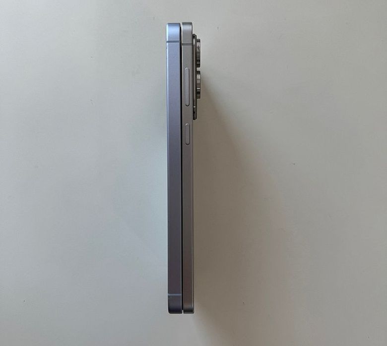 갤럭시 S25 플러스와 갤럭시 S25 엣지(오른쪽). 사진=구자윤 기자