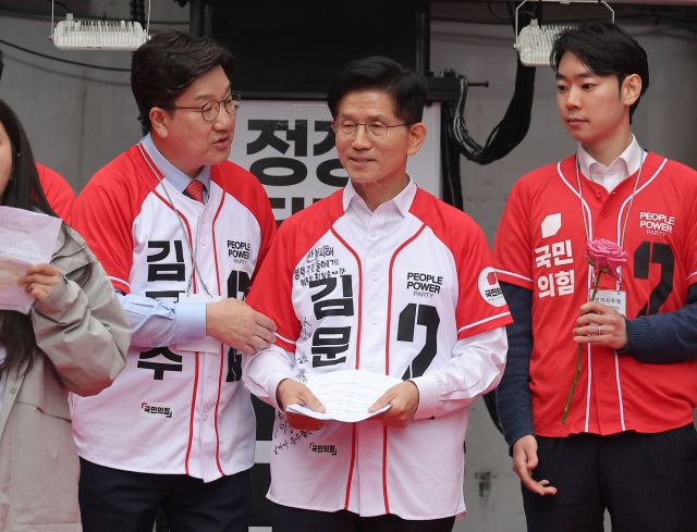 국민의힘 김문수 대선 후보와 권성동 원내대표가 19일 청년 정책 공약 발표 유세가 열린 서울 청계광장에서 대화를 나누고 있다. 연합뉴스