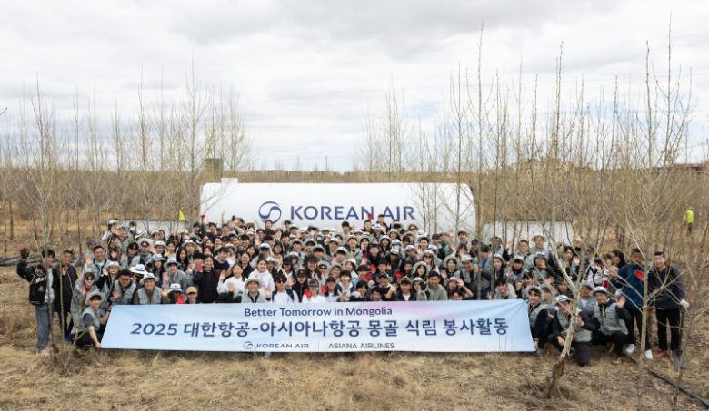 대한항공과 아시아나항공 임직원들이 지난 19일 몽골 울란바토르시 바가노르구 '대한항공 숲'에서 기념촬영을 하고 있다. 대한항공 제공
