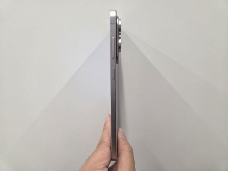 갤럭시 S25 엣지 측면 모습. 사진=구자윤 기자